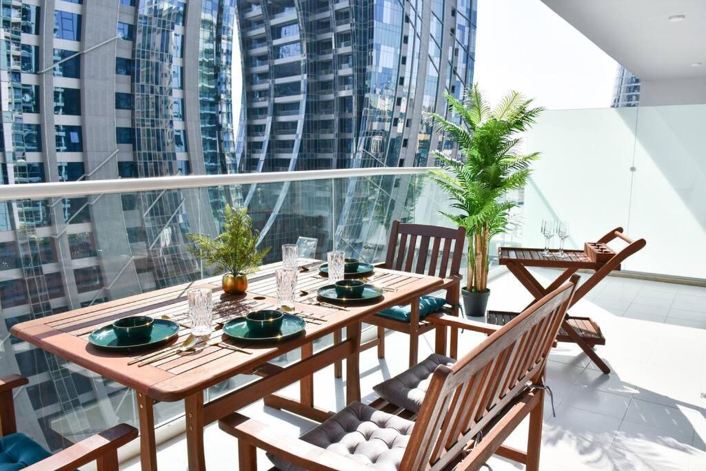 Vera With Canal View Dubai